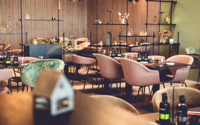 La menuiserie métallique permet de créer des séparations visuelles entre les tables.  (Photo: Mikado)