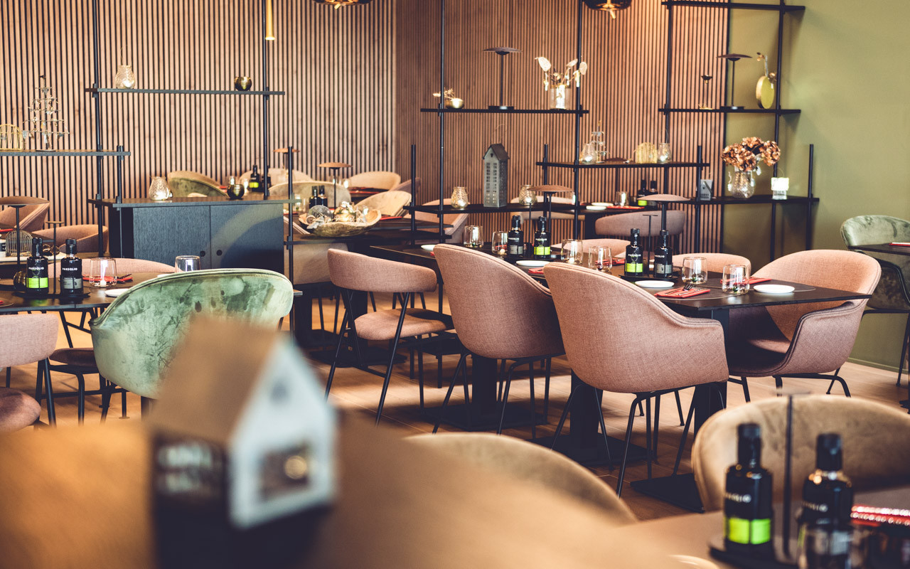La menuiserie métallique permet de créer des séparations visuelles entre les tables.  (Photo: Mikado)