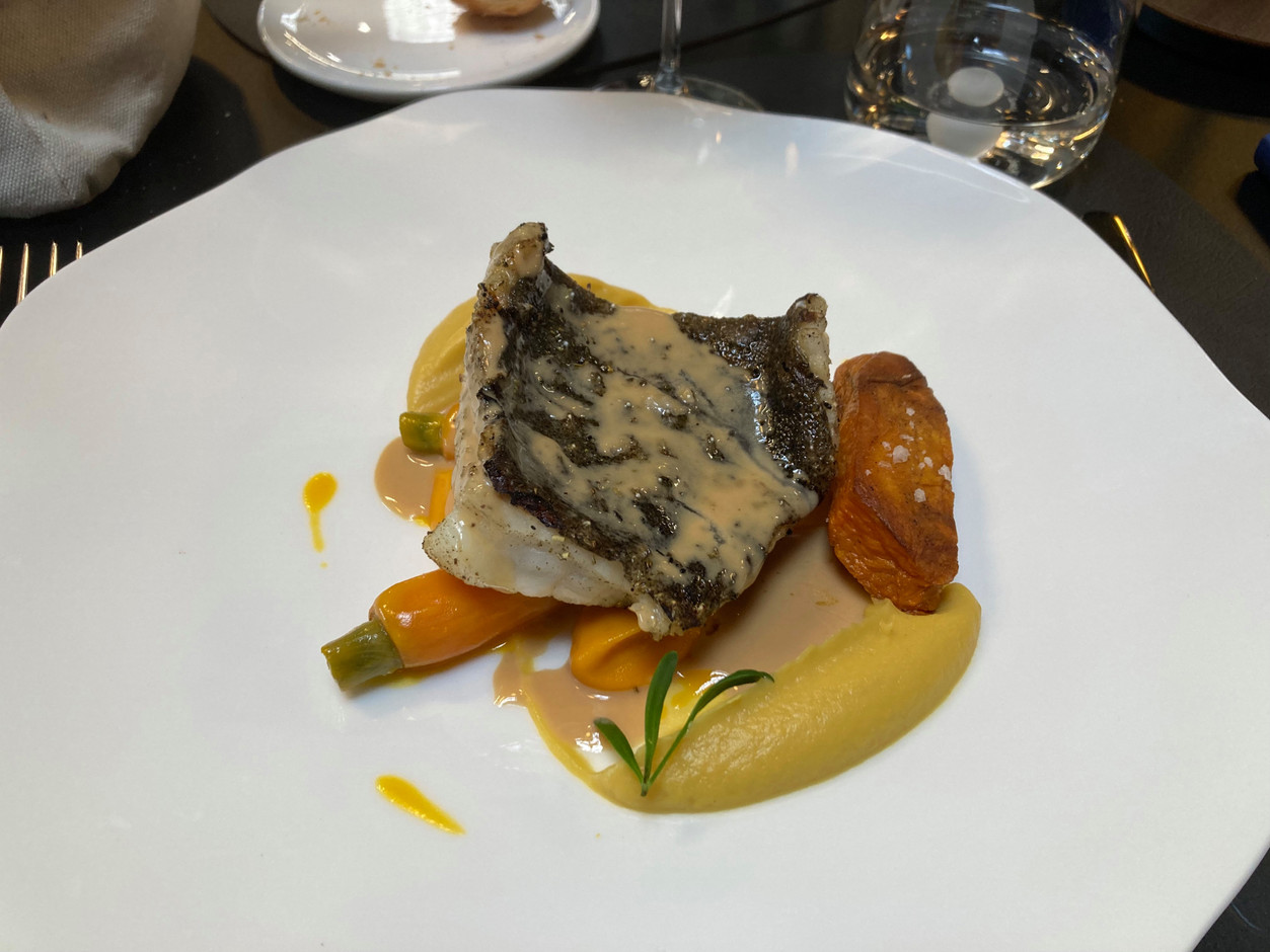 Le filet de turbot à la braise est parfaitement cuit et assaisonné. (Photo: Céline Coubray)