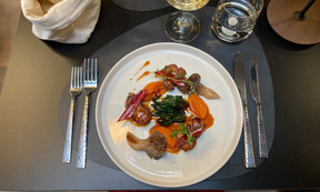 Ris de veau laqué avec purée de potiron violet, pleurotes de panicaut et blettes sautées pour une entrée bistronomique pleine de saveurs. (Photo: Céline Coubray)