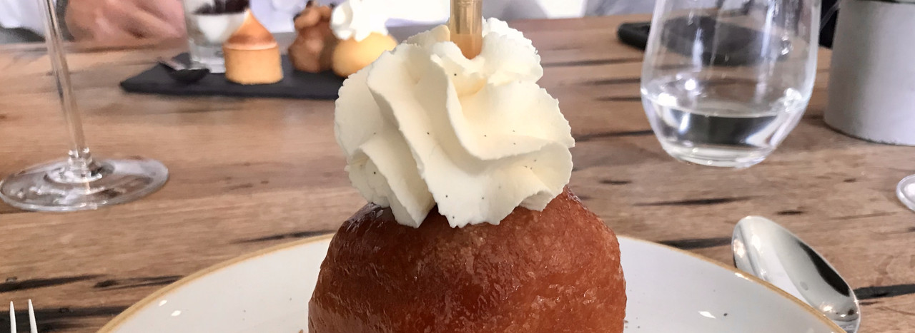 Gourmandise canaille: le baba au rhum vaut le détour à lui seul. Maison Moderne