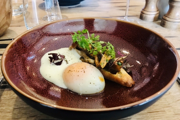 Œuf parfait et champignons, une combinaison de saison qui fait mouche. Maison Moderne