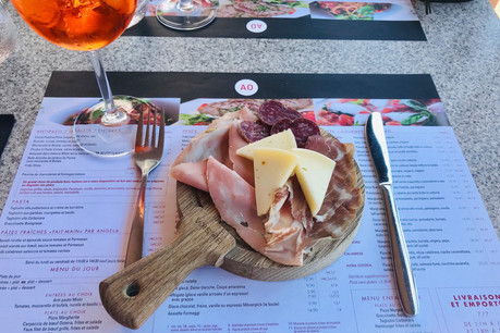 Pour démarrer la formule lunch à l’Altra Osteria, deux choix simples: un «antipasto misto» ou une «caprese». (Photo: Maison Moderne)