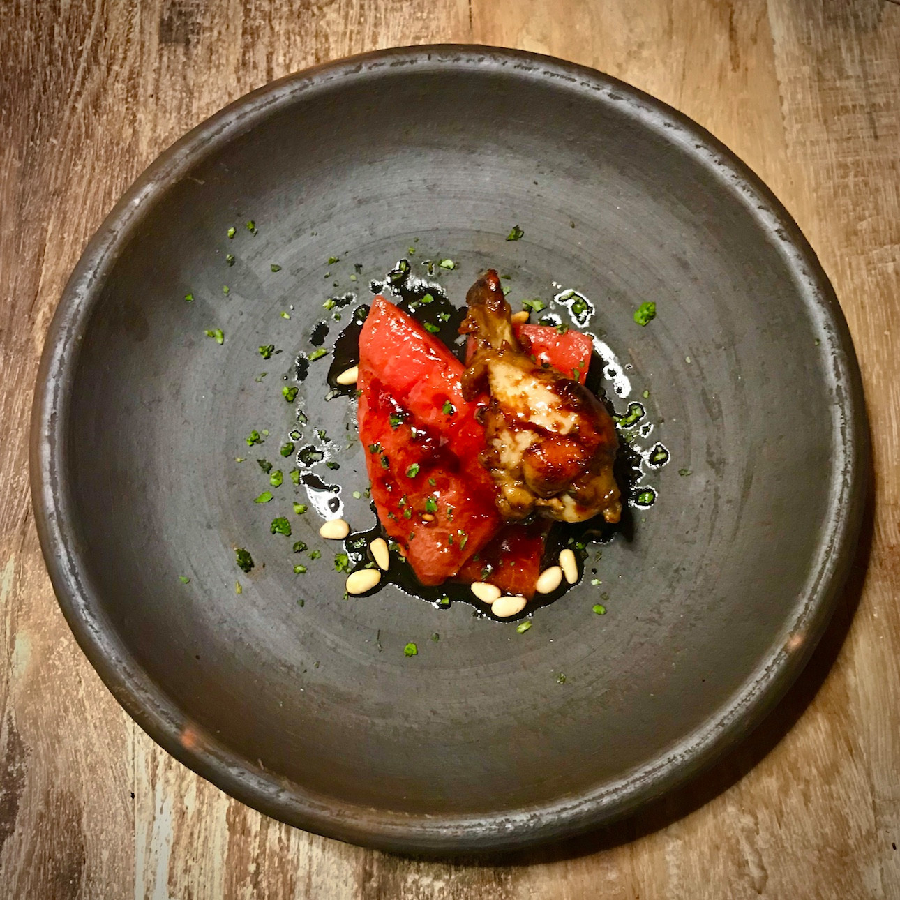 Pastèque grillée et «chicken wing» à la sauce Kava. (Photo: Maison Moderne)