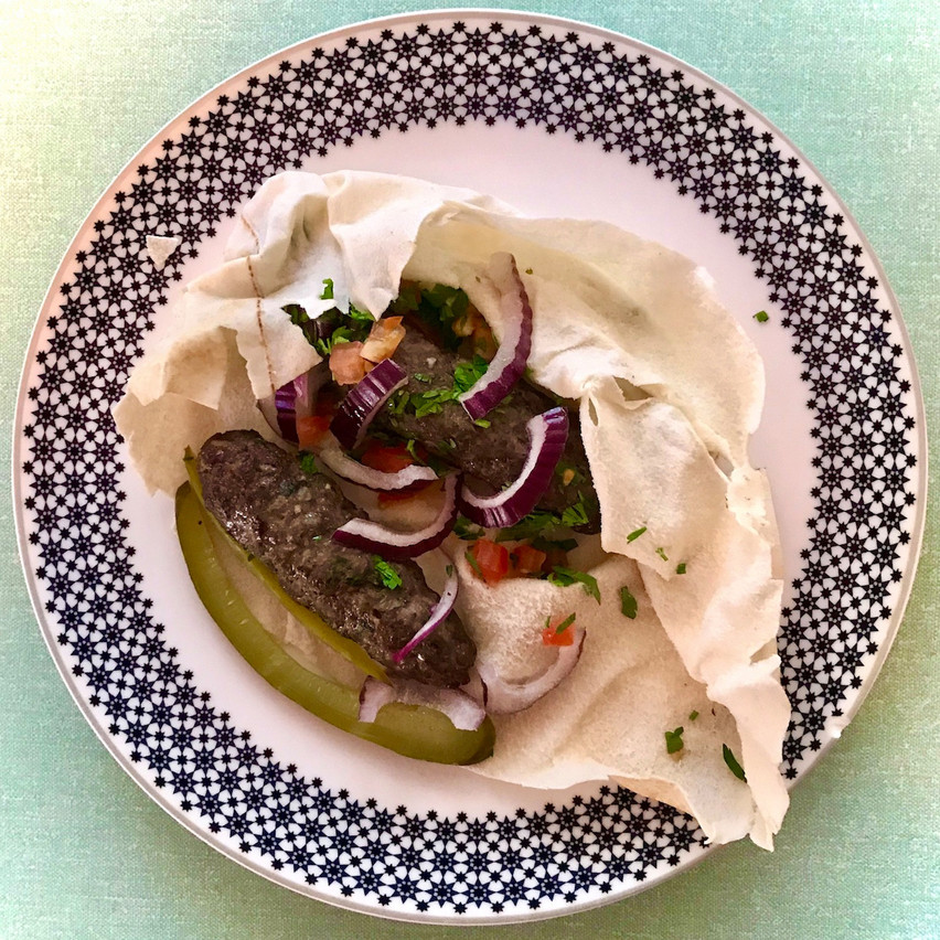 Kefta, persil et oignons rouges en plat principal chez Kitchen Leb. Maison Moderne