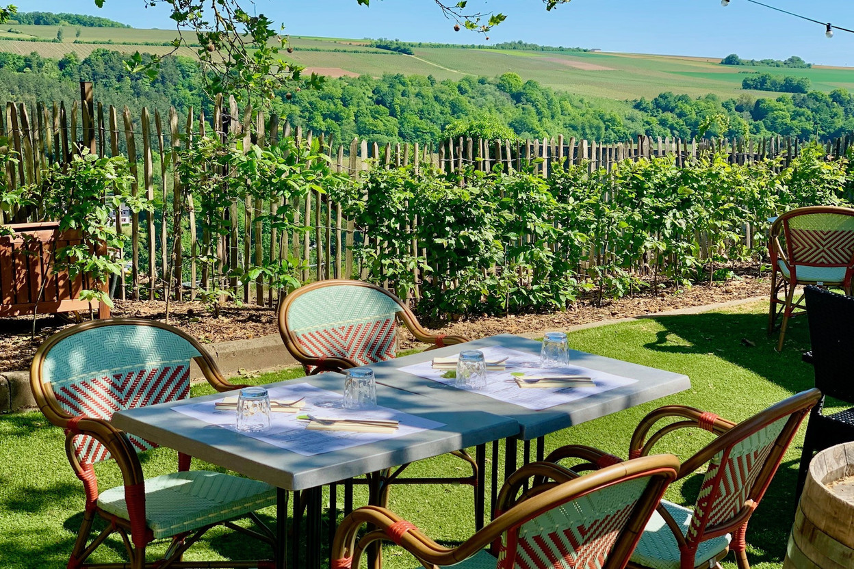 En plus de sa terrasse habituelle au pied du restaurant, la Koeppchen a réaménagé une partie de son parking pour créer une seconde terrasse avec une jolie vue sur les vignes…  (Photo: Maison Moderne)