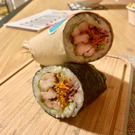 Meilleure surprise chez Yumii: ce burrito-maki aussi improbable que savoureux. Urbain et super «fresh», à essayer sans appréhension! ((Photo: Maison Moderne))