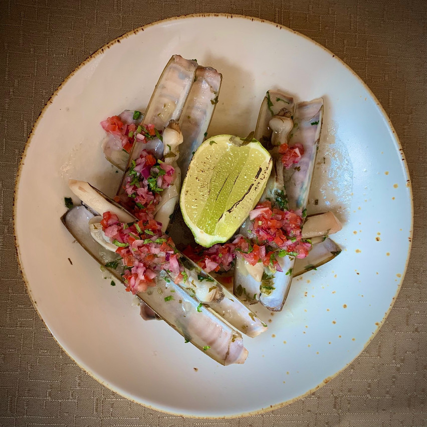 Couteaux de mer au vin blanc et persil, citron brûlé et chalaquita. (Photo: Maison Moderne)
