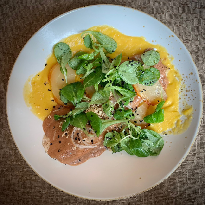 Filet de dorade au four, sauce aux arachides et tandoori, purée de potiron, betteraves rôties, navet et cresson. (Photo: Maison Moderne)