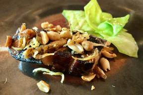 Foie gras grillé «Ubud», condiment indonésien, cacahuètes, chou. ((Photo: Maison Moderne))