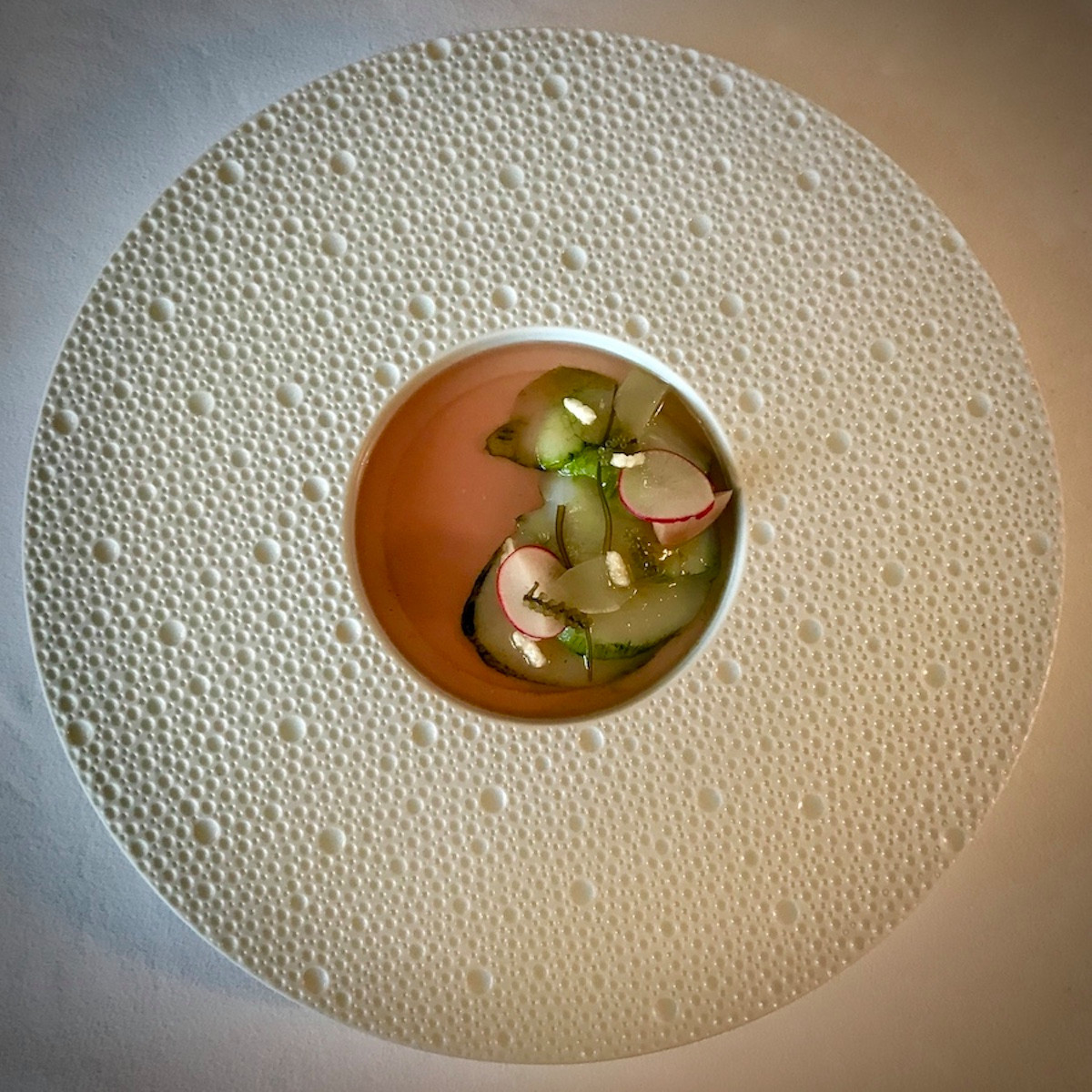 Crudo de Saint-Jacques au plancton et bouillon froid de radis. (Photo: Maison Moderne)