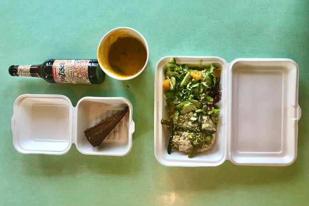 Se faire livrer du bon vegan en confinement, dans des contenants recyclables, c’est encore possible, entre autres grâce au Oak Bistro. (Photo: Maison Moderne)