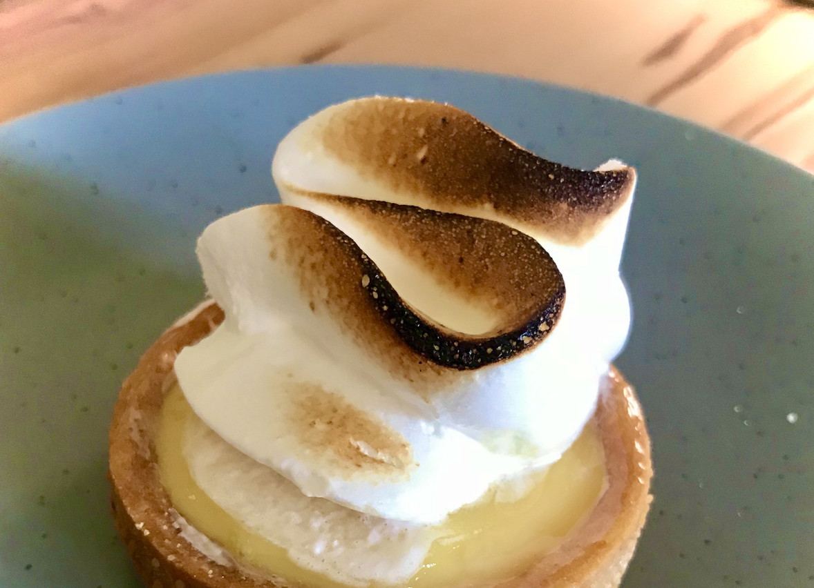 Le Royal est connu pour ses desserts, et sa petite tarte au citron à emporter cette semaine ne fait pas exception. (Photo: Maison Moderne)