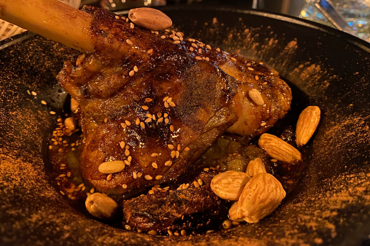 Le tajine Miel et Safran ou comment une souris d’agneau qui a pris le temps de confire et est servie avec des fruits secs revisite les codes avec gourmandise. (Photo: Thierry Labro/Maison Moderne)