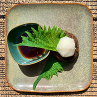 Boeuf wagyu en burger, condiment frais au radis daikon et sauce soja. (Maison Moderne)