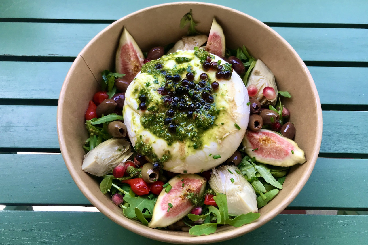 Figues fraîches, artichauts, roquette et pesto accompagnent la «Queen Burrata» du Partigiano! (Photo: Maison Moderne)