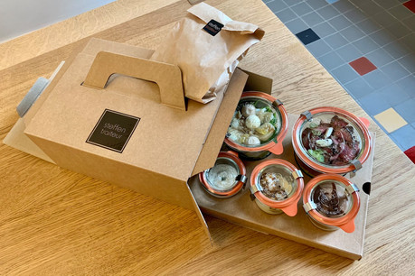Une boîte individuelle en carton recyclé contenant un délicieux mélange de saveurs, des récipients et couverts recyclables ou réutilisables et un repas divisé en cinq plats distincts: voici la promesse de Steffen Traiteur pour sa nouvelle gamme de coffrets lunch. (Photo: Maison Moderne)