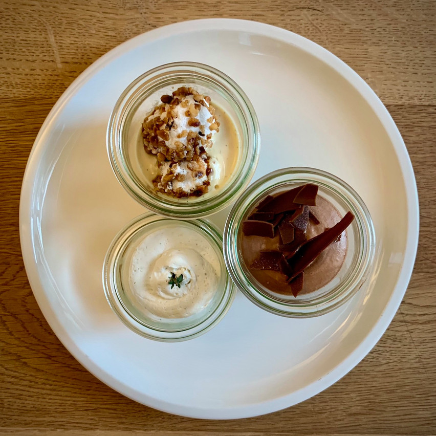 Trio de desserts «mousse de bleu d’Auvergne et son duo de pommes-poire», «île flottante traditionnelle» et «mousse chocolat-crème brûlée». (Photo: Maison Moderne)