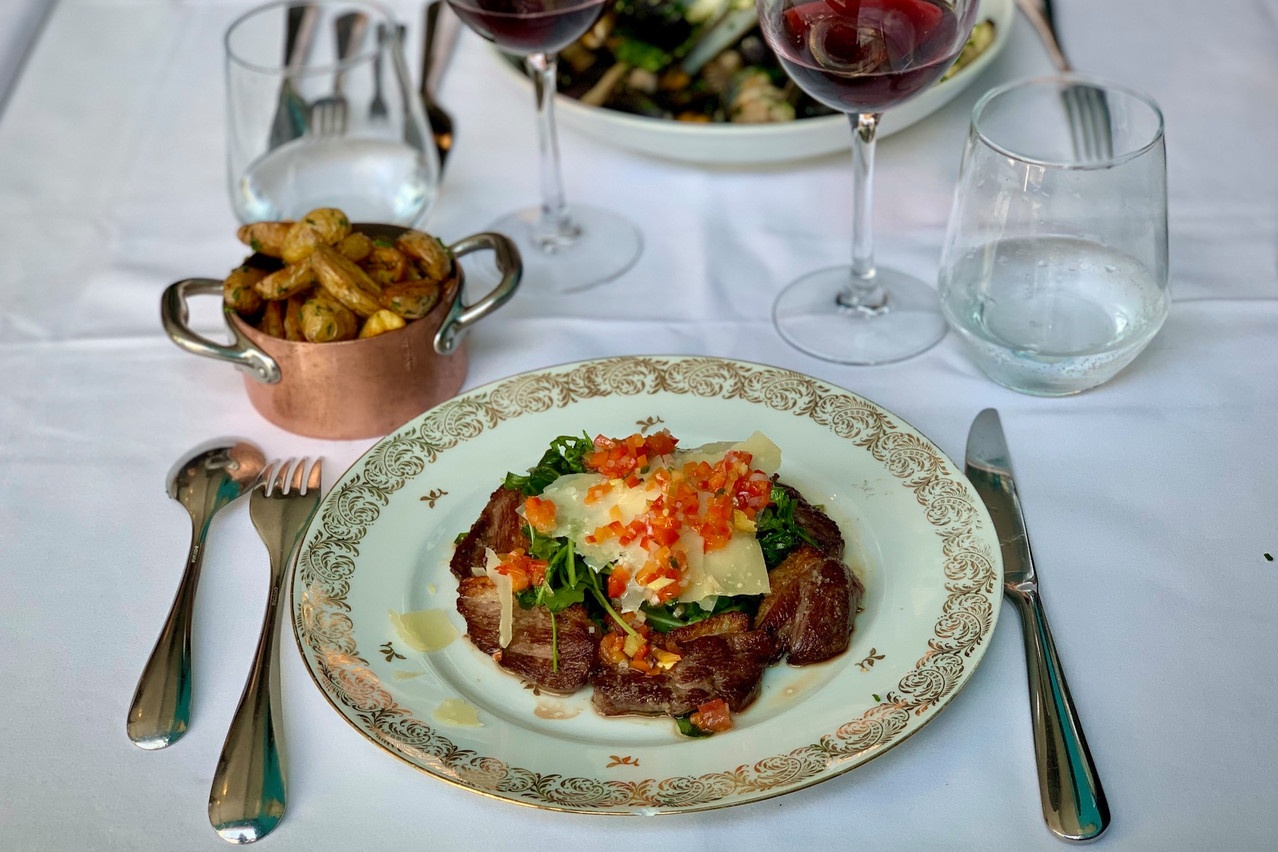 La nouvelle ardoise de l’Opéra fait appel à une cuisine plus franche, mais avec des goûts toujours aussi marqués (comme avec cette tagliata de canard) et à des prix plus alléchants.  (Photo: Maison Moderne)