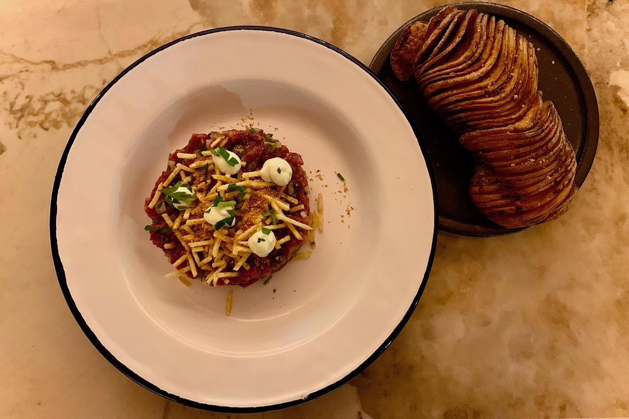 Autre réussite du côté des plats, cette fois: le tartare au ponzu et sa patate régressive! (Photo: Maison Moderne)