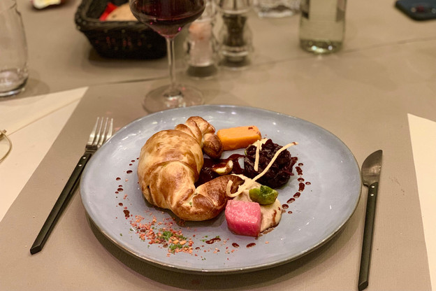 Le croissant de pigeon au foie gras de Louis Scholtès est une des suggestions de gibier imparable du moment au restaurant Koener de Clervaux.  (Photo: Maison Moderne)