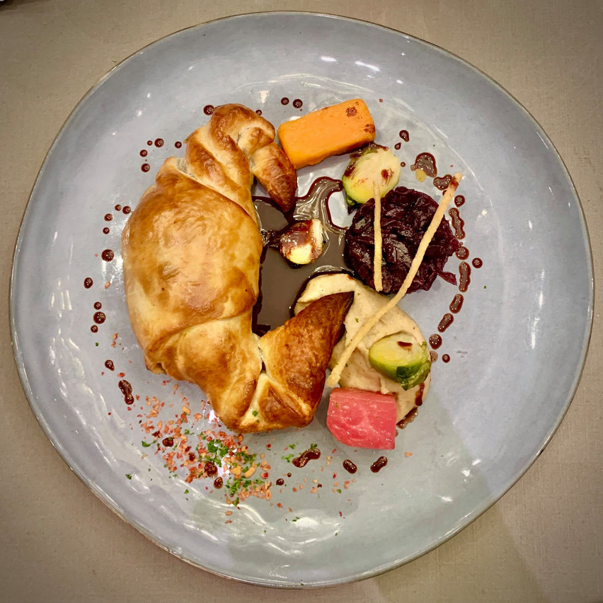 Croissant de pigeon au foie gras, betterave rose, chou de Bruxelles croquant, carotte, chou rouge et purée de topinambour. Maison Moderne