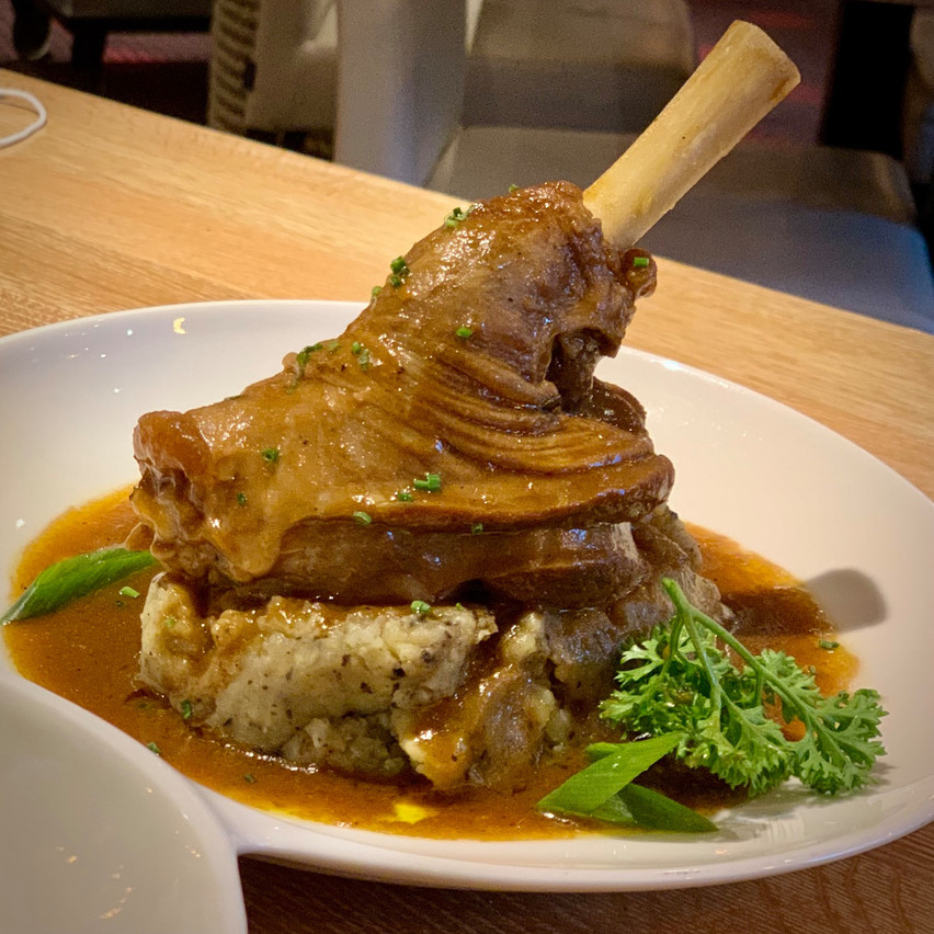 Attention, suggestion du moment pour les grosses faims: la souris d’agneau très, très généreusement servie au Red Square. Maison Moderne