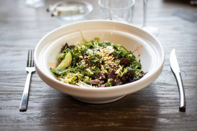 Une des suggestions estivales qui marche très bien au Skol: la salade de boeuf thaïe en version XXL! Guy Wolff/Maison Moderne