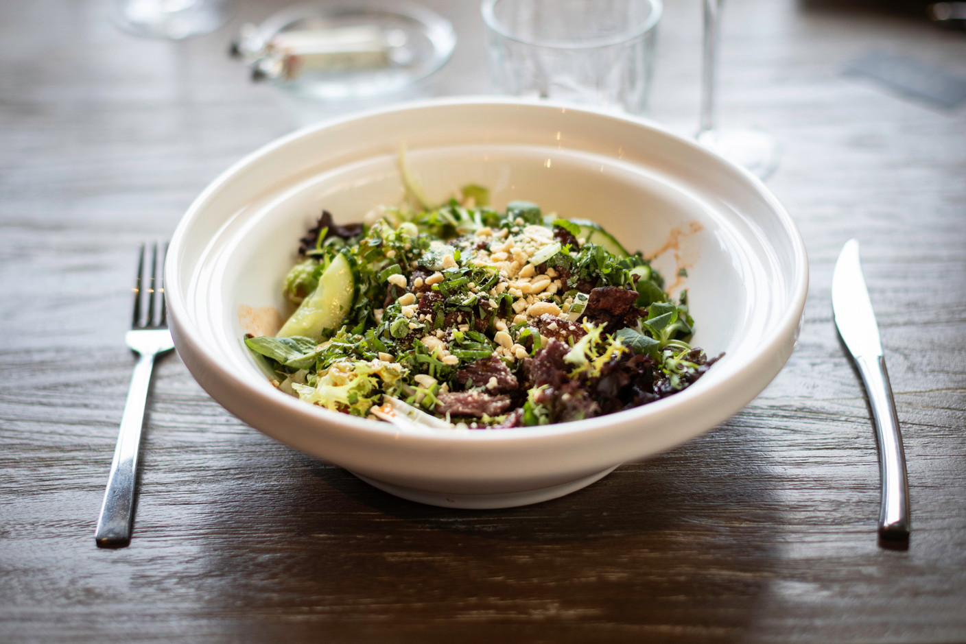 Une des suggestions estivales qui marche très bien au Skol: la salade de boeuf thaïe en version XXL! Guy Wolff/Maison Moderne