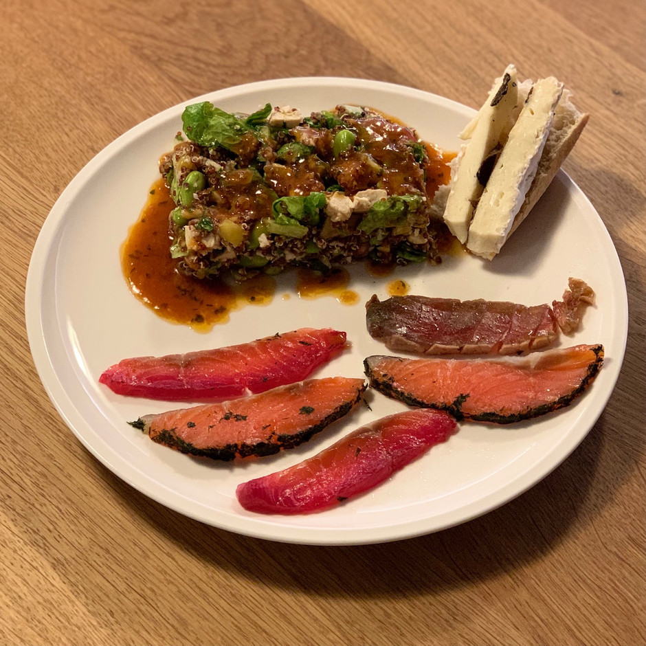 Assortiment de poissons gravlax, salade de quinoa du jour et brie à la truffe, de chez Olivia Cliquet, à Belair. Maison Moderne