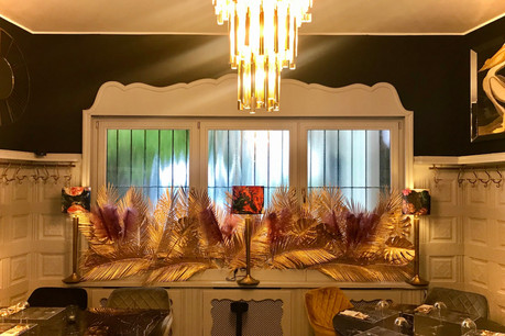 Le cadre de la nouvelle Rôtisserie Ardennaise fait la part belle à l’art déco, avec des dominantes de noir et or. Le mobilier confortable sent quant à lui les traquenards à plein nez! (Photo: Maison Moderne)