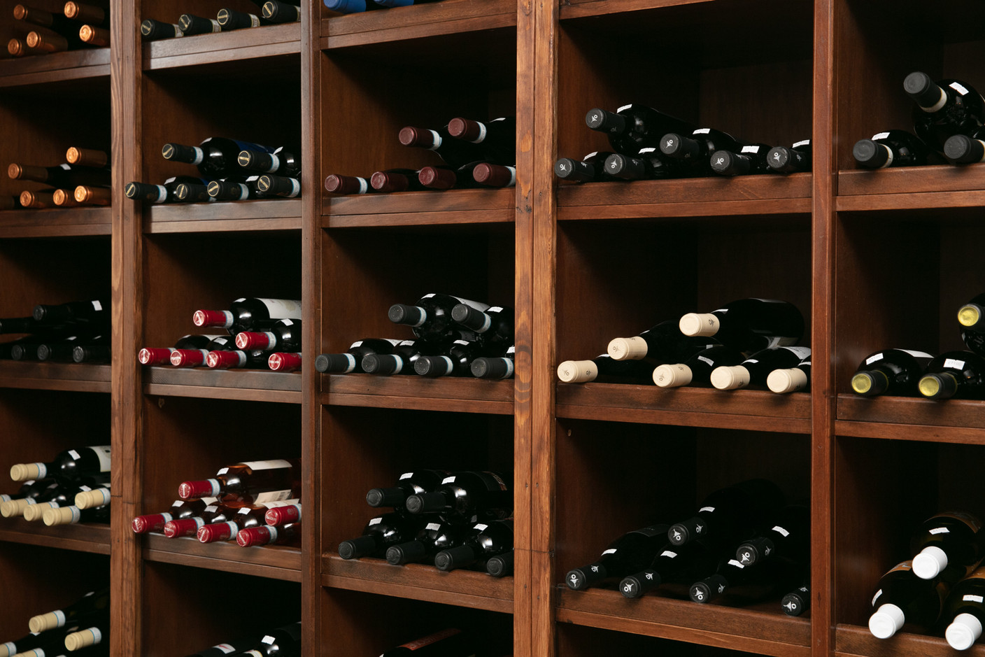 Dans la salle arrière de Papilla, la partie épicerie propose le plein de produits traditionnels italiens et de bons vins transalpins… (Photo: Romain Gamba / Maison Moderne)