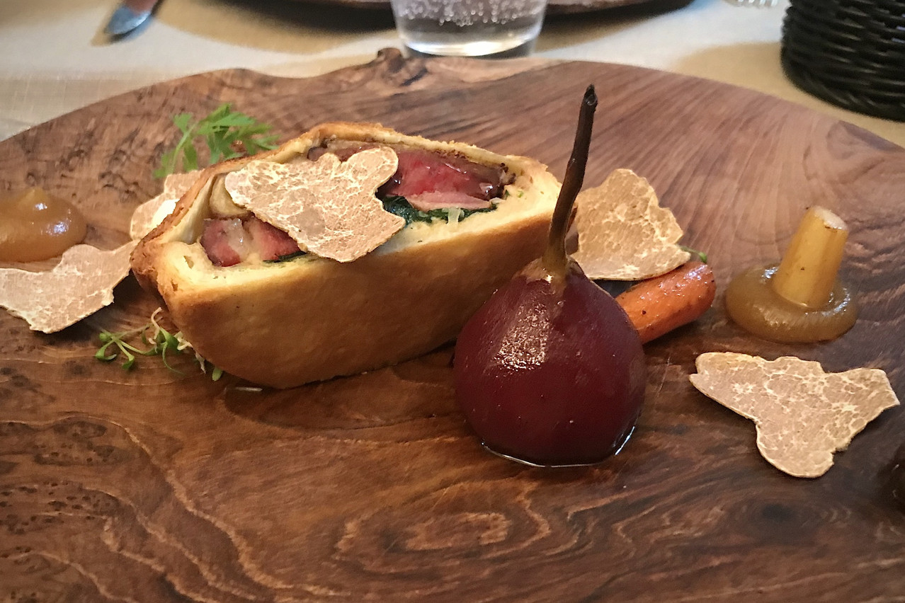Tourte feuilletée au pigeon, foie gras de canard et lard paysan. Maison Moderne