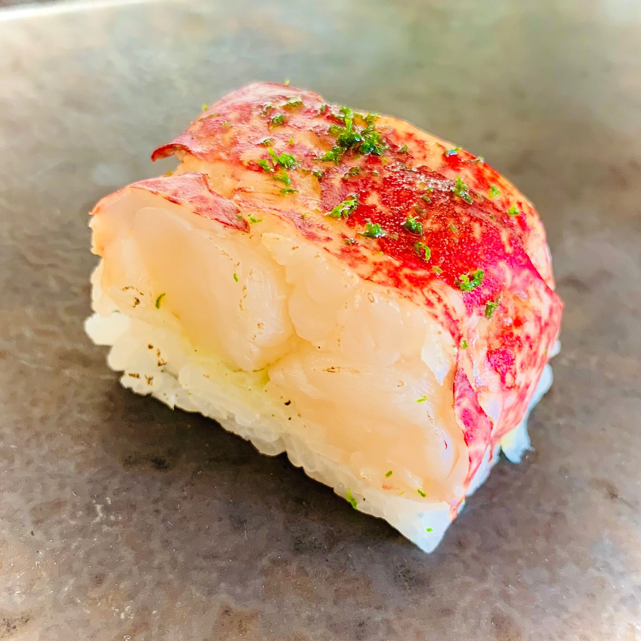 Exemple de sushi d’exception chez Ryôdô: le nigiri de homard breton. Hallucinant.  Maison Moderne