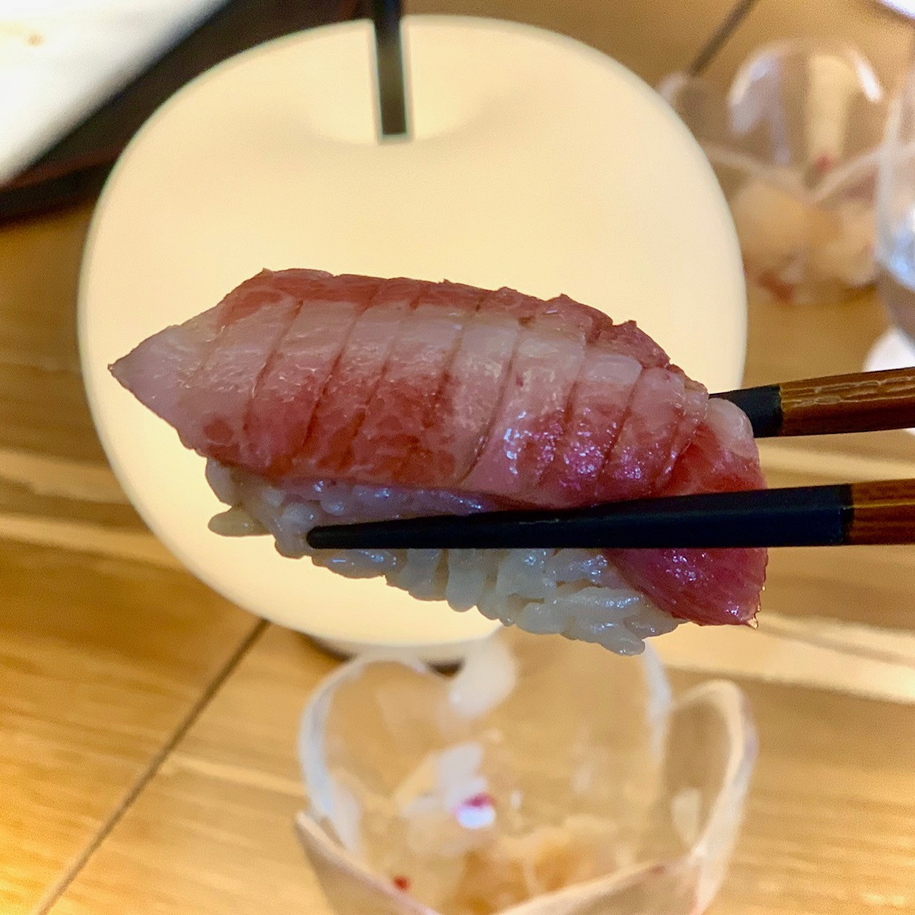 Exemple de sushi d’exception chez Ryôdô: le nigiri de toro, ou ventre gras de thon rouge. Maison Moderne