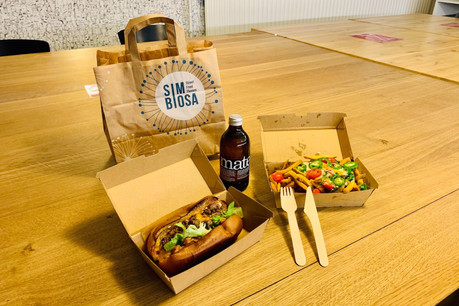 Un lunch street food franchement gourmand, servi avec sympathie dans des contenants en carton. Le tout arrosé d’un bon maté Charitea… On a bien fait de passer chez Simbiosa, dans le quartier Gare! (Photo: Maison Moderne)