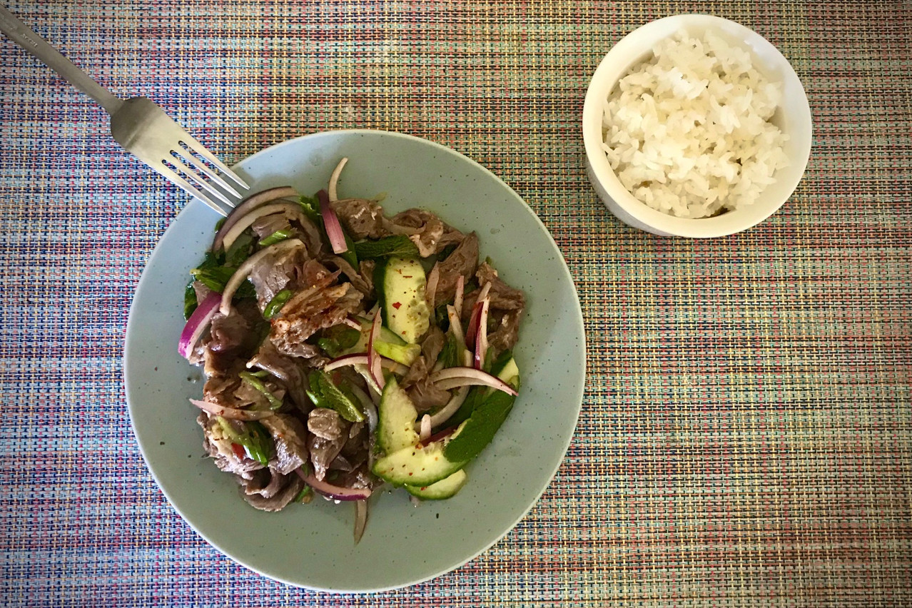 Une salade de bœuf thaï cuite juste assez et bien relevée, incontournable.  Maison Moderne