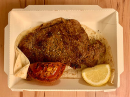 Si les entrées et desserts sont servis dans des contenants en plastique, du carton est utilisé pour les assiettes grill. (Maison Moderne)