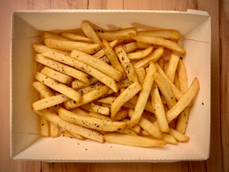 Si les entrées et desserts sont servis dans des contenants en plastique, du carton est utilisé pour les assiettes grill. (Maison Moderne)