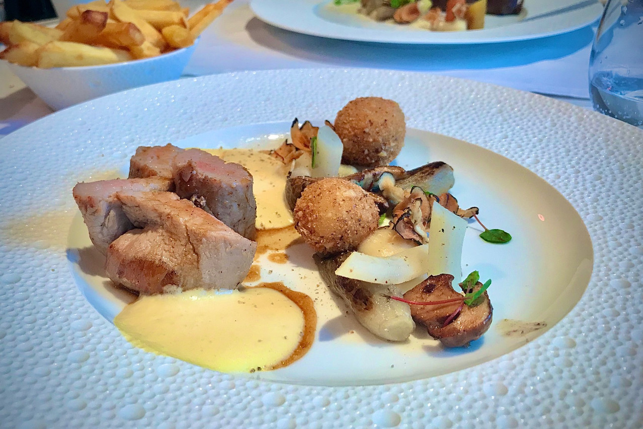 Veau cuit au poil, jeunes endives et croquettes au lard de Colonnata. Maison Moderne