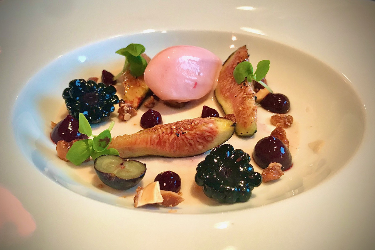 Figues rôties, amandes croquantes, sorbet pêche blanche, basilic et fruits rouges. Maison Moderne