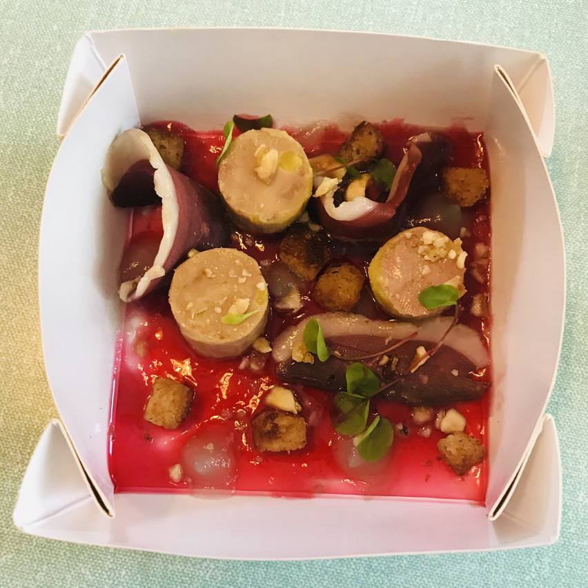 Terrine de foie gras et magret de canard fumé maison, gelée d’hibiscus. (Photo: Maison Moderne)