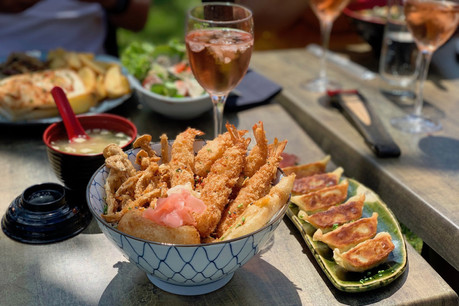 De savoureuses spécialités japonaises (dont l’imparable formule domburi ci-dessus), du rosé libanais bien frais, des oeuvres d’art, une terrasse verdoyante au coeur de Leudelange: Yabani ne manque pas d’atouts séduction! (Photo: Maison Moderne)