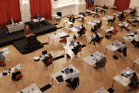 Les députés se sont adaptés à un nouvel environnement de travail pour respecter les conditions sanitaires. La presse va, peu à peu, retrouver un accès aux lieux de pouvoir. Sous des conditions adaptées à la donne du virus. (Photo: Chambre des députés)