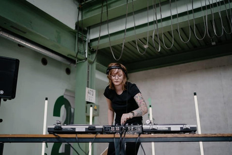 Le titre de Cyndi Lauper ‘Girls Just Wanna Have Fun’ sert de thématique au dernier set en ligne de Miss Sappho. (Photo: Marion Dessard pour Sonotron )