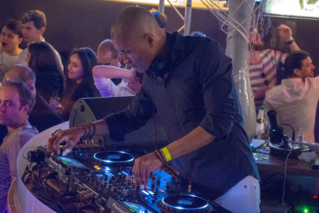 S’il ne peut plus mixer devant son public, comme ici pour les Luxembourg Nightlife Awards, Mr Dwen continue de propager ses bons sons grâce aux réseaux sociaux. (Photo: Hyder Razvi / Breaking Labels)