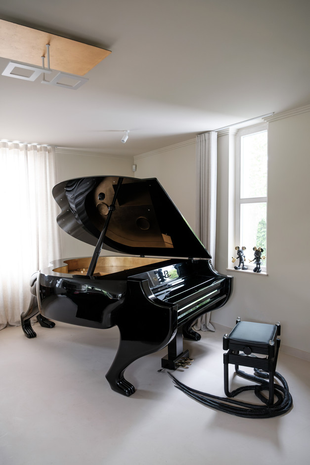 A fan of design and unique pieces, Fatima enjoys seeing the look of surprise on visitors’ faces when they lay eyes on the Gattopardo grand piano from Fertini Casa. Photo: Patricia Pitsch/Paperjam