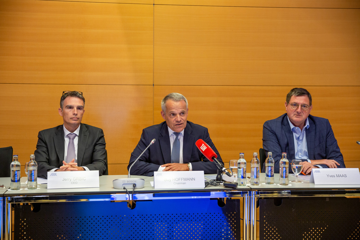 Jerry Grbic, Guy Hoffmann and Yves Maas of the Luxembourg Bankers’ Association (ABBL) pointed to the “fragile” situation of the Luxembourg banking sector during a press conference on 27 April 2022. That description is not necessarily reflected in the figures. Photo: Romain Gamba/Maison Moderne
