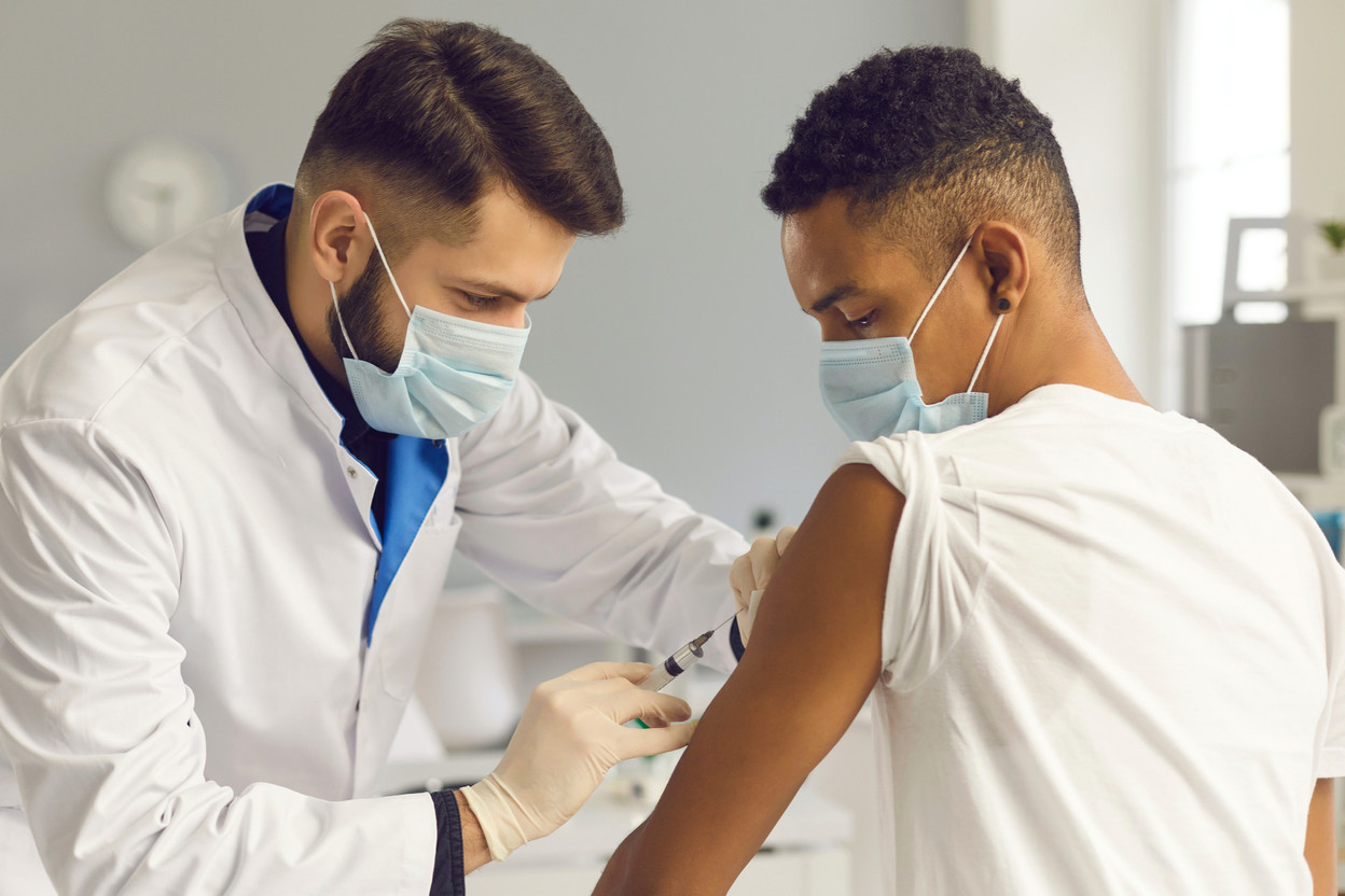 Nearly 40,000 adolescents have received an invitation to be vaccinated. A third of them have already received their first dose of the Pfizer-BioNTech vaccine. (Photo: Shutterstock)