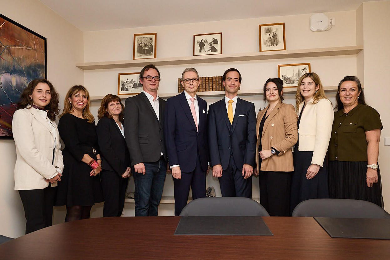 The Moyse & Associates team, with partners François Moyse and Laurent Heisten (centre), Lejla Mukic (left), Doriane Boumediene, Delphine Korsec and Nasreen Shah (right). (Photo: Jean-Claude Ernst)